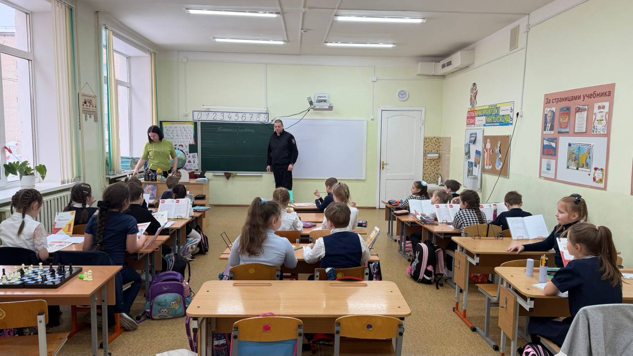 Начальник Госавтоинспекции МО МВД России «Рославльский» провел беседу с учениками МБОУ «Средняя школа № 1» о правилах поведения на дорогах в зимний период Начальник Госавтоинспекции МО МВД России «Рославльский» провел беседу с учениками МБОУ «Средняя школа № 1» о правилах поведения на дорогах в зимний период
