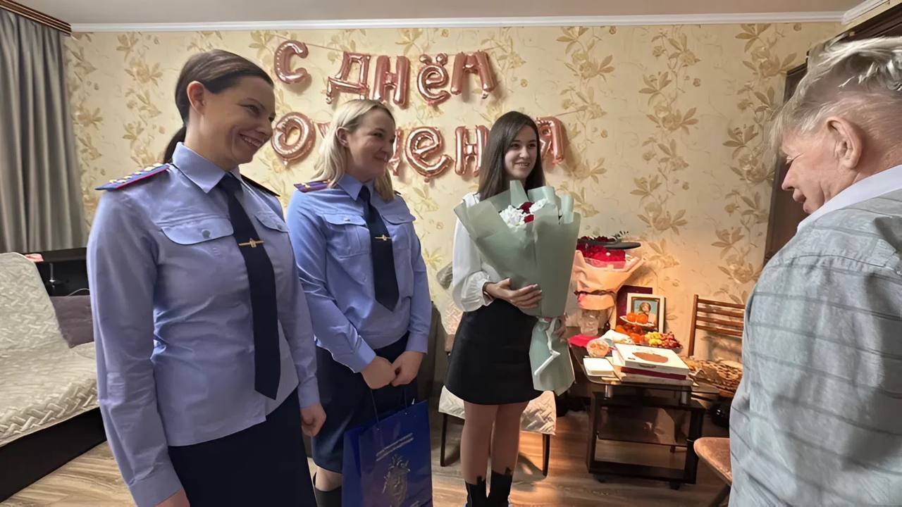 Сотрудники регионального СКР поздравили ветерана Великой Отечественной войны Владимира Максимовича Лаптинского с 100-летним юбилеем Сотрудники регионального СКР поздравили ветерана Великой Отечественной войны Владимира Максимовича Лаптинского с 100-летним юбилеем