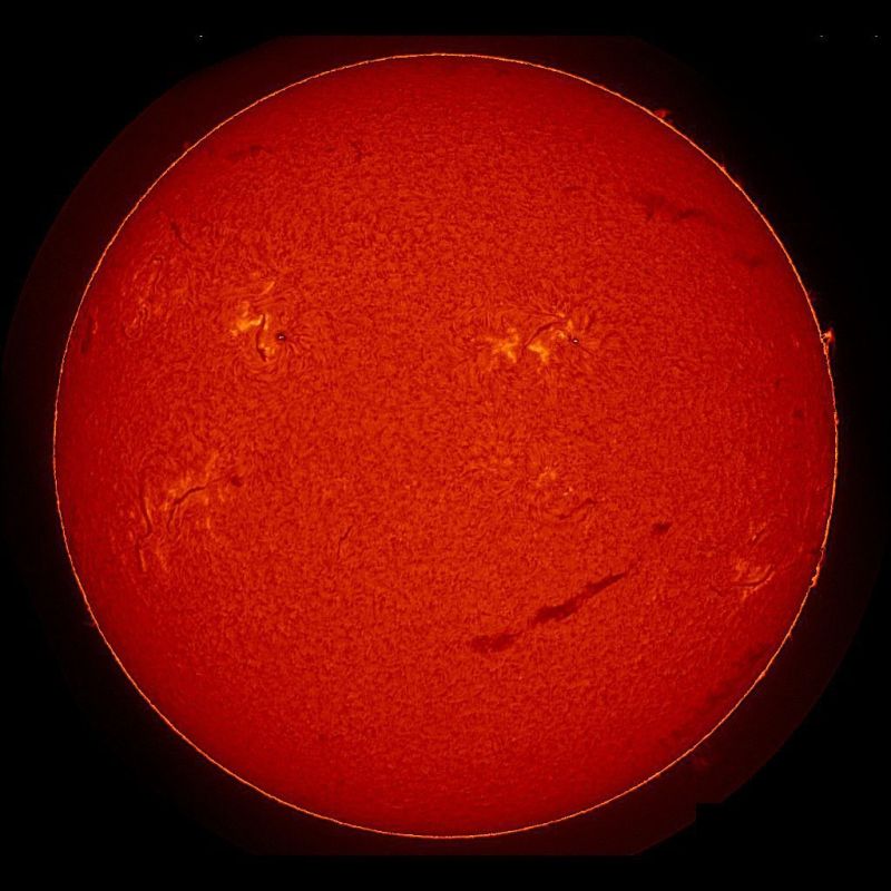 Вести с магнитных полей. Telegram-канал лаборатории солнечной астрономии ИКИ РАН опубликовал снимок Солнца с пятном, напоминающим