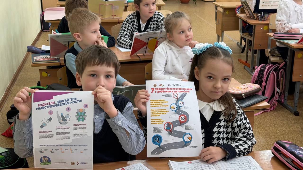 Начальник Госавтоинспекции МО МВД России «Рославльский» провел беседу с учениками МБОУ «Средняя школа № 1» о правилах поведения на дорогах в зимний период