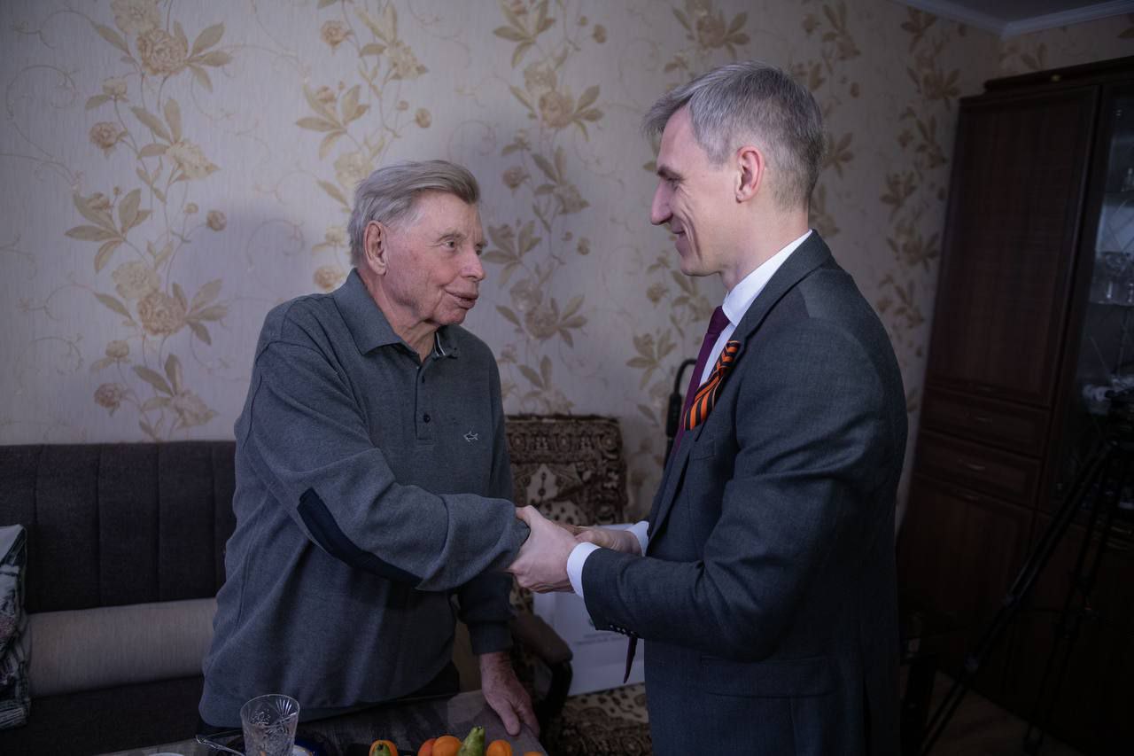 Василий Анохин поздравил почётного гражданина Смоленской области с вековым юбилеем Василий Анохин поздравил почётного гражданина Смоленской области с вековым юбилеем