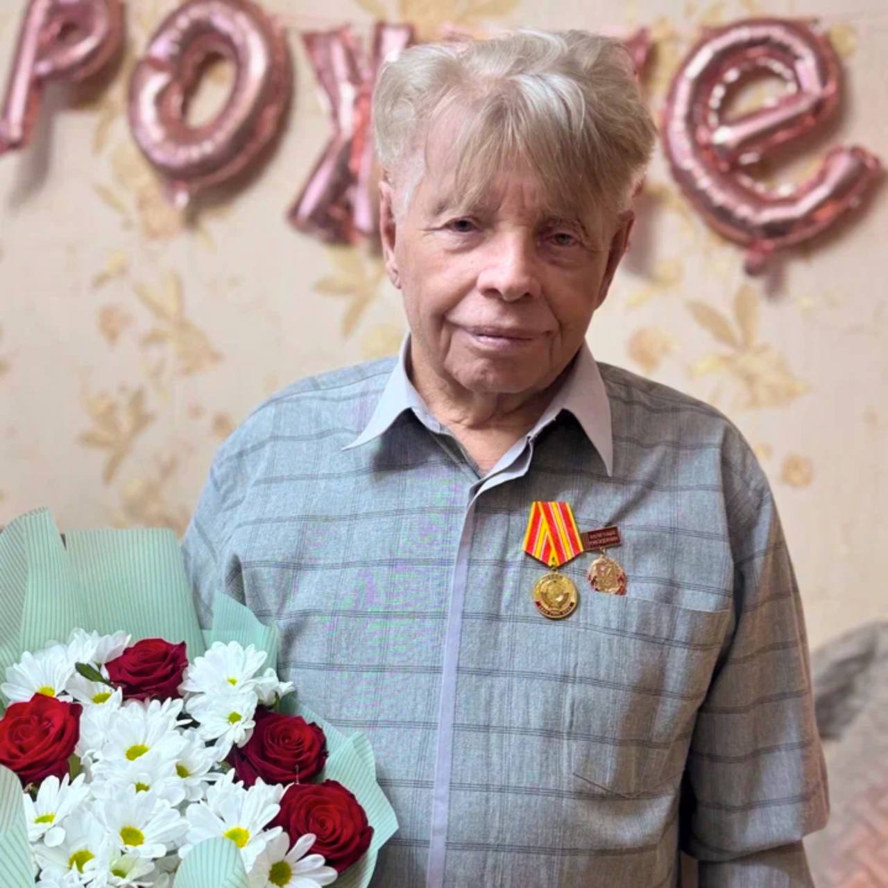 Сотрудники регионального СКР поздравили ветерана Великой Отечественной войны Владимира Максимовича Лаптинского с 100-летним юбилеем Сотрудники регионального СКР поздравили ветерана Великой Отечественной войны Владимира Максимовича Лаптинского с 100-летним юбилеем