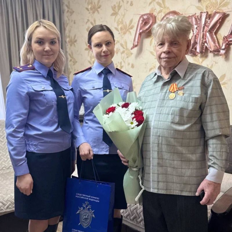Сотрудники регионального СКР поздравили ветерана Великой Отечественной войны Владимира Максимовича Лаптинского с 100-летним юбилеем