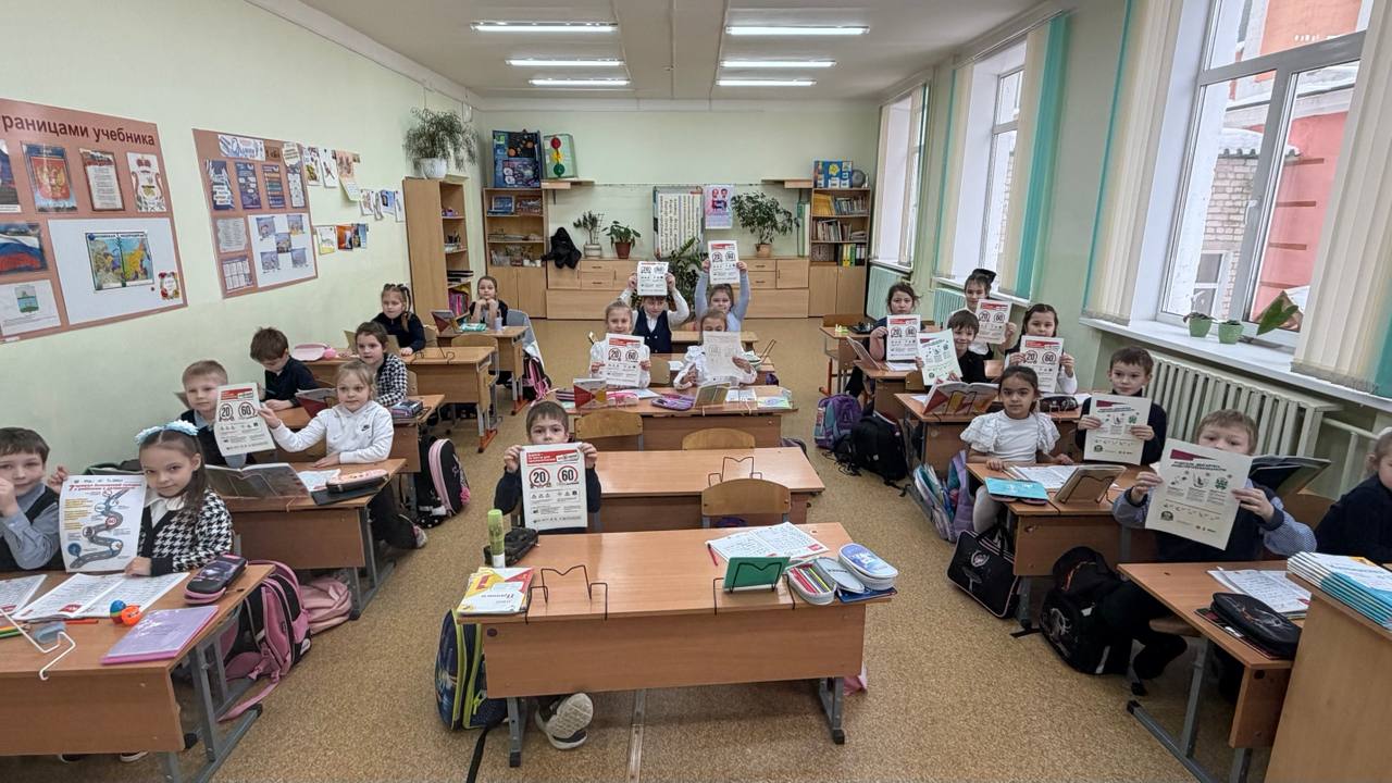 Начальник Госавтоинспекции МО МВД России «Рославльский» провел беседу с учениками МБОУ «Средняя школа № 1» о правилах поведения на дорогах в зимний период Начальник Госавтоинспекции МО МВД России «Рославльский» провел беседу с учениками МБОУ «Средняя школа № 1» о правилах поведения на дорогах в зимний период