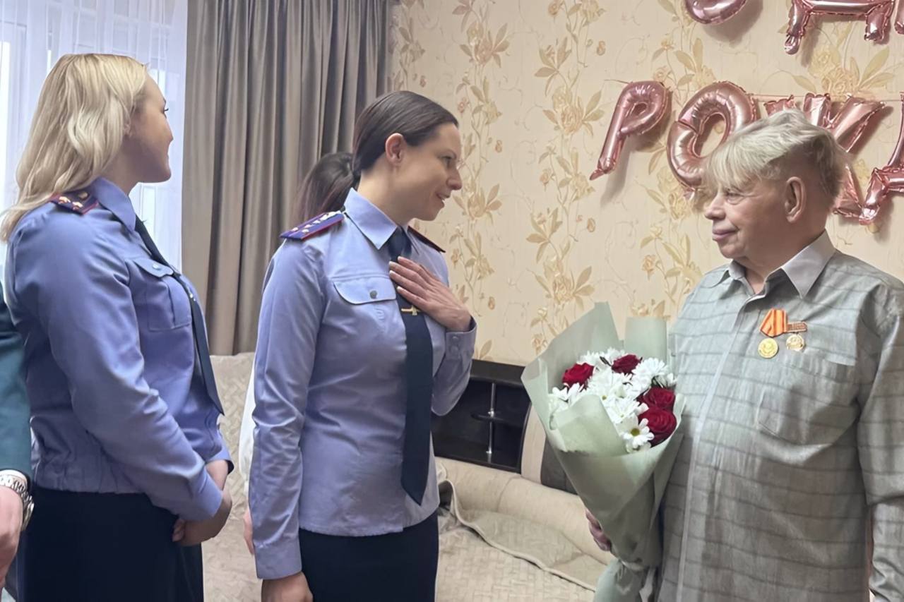 Сотрудники регионального СКР поздравили ветерана Великой Отечественной войны Владимира Максимовича Лаптинского с 100-летним юбилеем Сотрудники регионального СКР поздравили ветерана Великой Отечественной войны Владимира Максимовича Лаптинского с 100-летним юбилеем