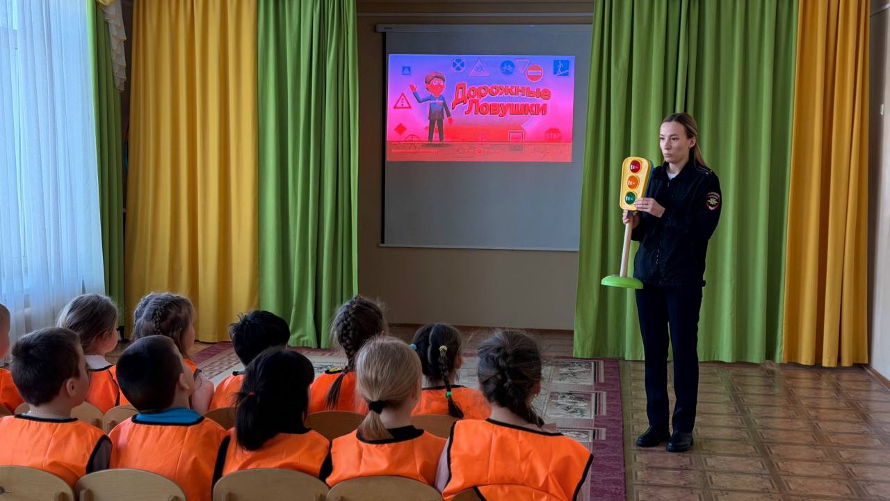 В Рославле сотрудники Госавтоинспекции провели профилактическую акцию «Безопасность детей на дороге – наш приоритет» в МБДОУ «Ладушки» В Рославле сотрудники Госавтоинспекции провели профилактическую акцию «Безопасность детей на дороге – наш приоритет» в МБДОУ «Ладушки»