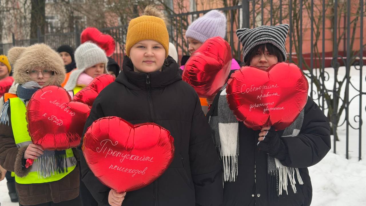 В Рославле сотрудники Госавтоинспекции совместно с ЮИДовцами из МБОУ «Средняя школа № 1» провели профилактическую акцию «С любовью к ПДД» В Рославле сотрудники Госавтоинспекции совместно с ЮИДовцами из МБОУ «Средняя школа № 1» провели профилактическую акцию «С любовью к ПДД»