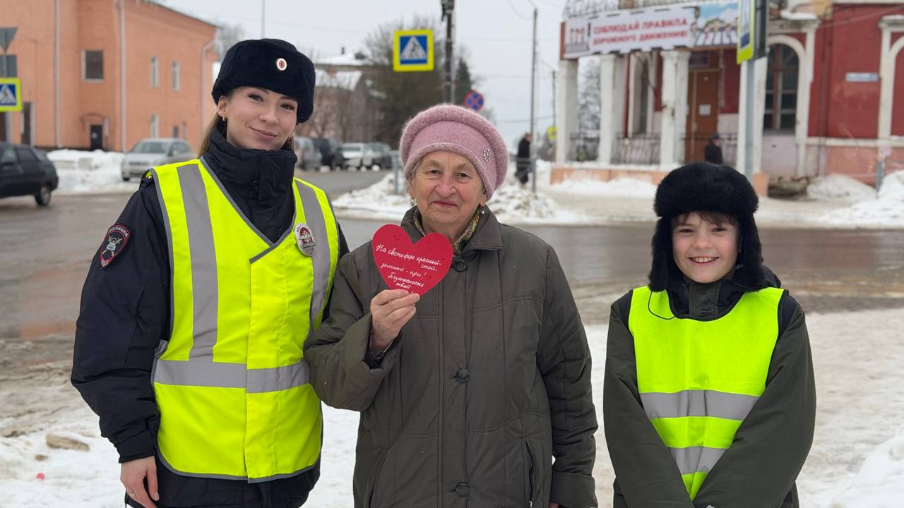 В Рославле сотрудники Госавтоинспекции совместно с ЮИДовцами из МБОУ «Средняя школа № 1» провели профилактическую акцию «С любовью к ПДД» В Рославле сотрудники Госавтоинспекции совместно с ЮИДовцами из МБОУ «Средняя школа № 1» провели профилактическую акцию «С любовью к ПДД»