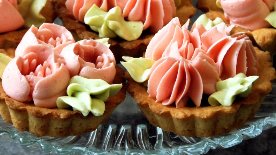 Вкус детства: Как приготовить песочные корзиночки с кремом