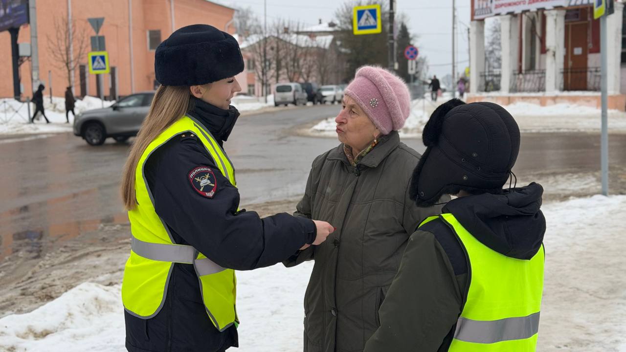 В Рославле сотрудники Госавтоинспекции совместно с ЮИДовцами из МБОУ «Средняя школа № 1» провели профилактическую акцию «С любовью к ПДД» В Рославле сотрудники Госавтоинспекции совместно с ЮИДовцами из МБОУ «Средняя школа № 1» провели профилактическую акцию «С любовью к ПДД»