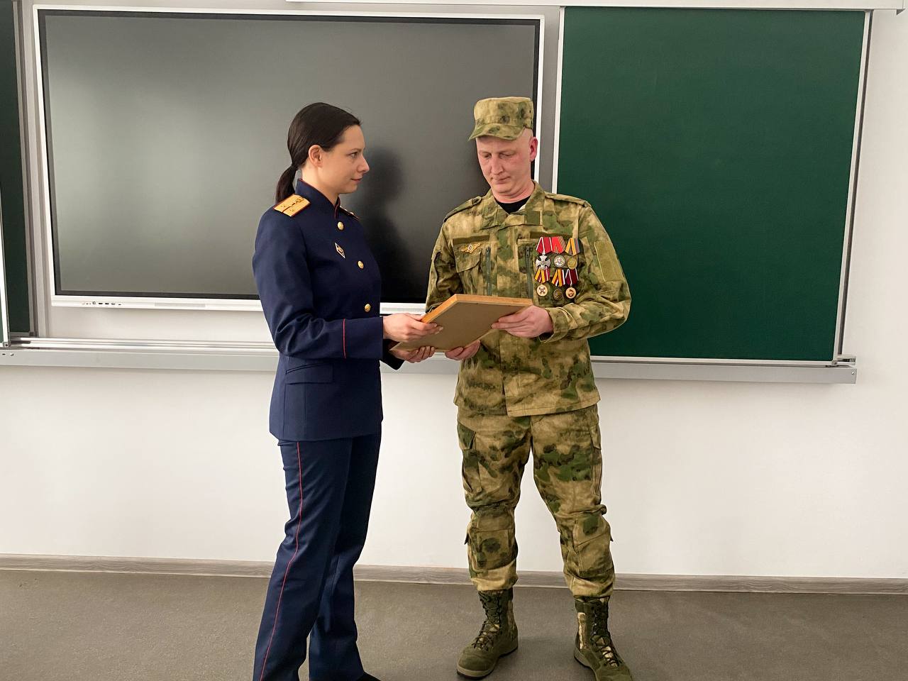 В преддверии Дня защитника Отечества в подшефном кадетском классе следственного управления прошел урок мужества В преддверии Дня защитника Отечества в подшефном кадетском классе следственного управления прошел урок мужества