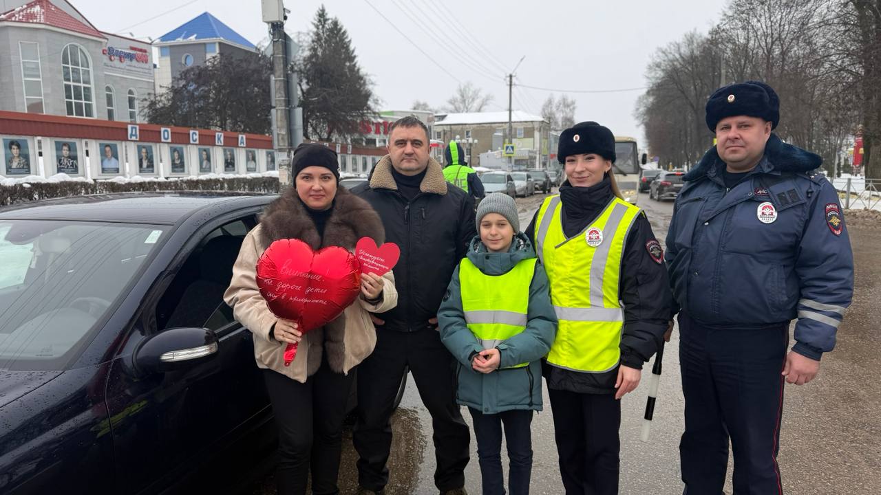 В Рославле сотрудники Госавтоинспекции совместно с ЮИДовцами из МБОУ «Средняя школа № 1» провели профилактическую акцию «С любовью к ПДД» В Рославле сотрудники Госавтоинспекции совместно с ЮИДовцами из МБОУ «Средняя школа № 1» провели профилактическую акцию «С любовью к ПДД»
