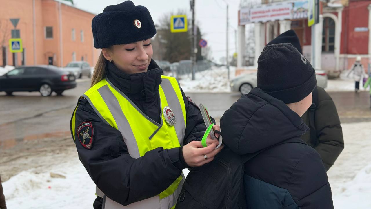 В Рославле сотрудники Госавтоинспекции совместно с ЮИДовцами из МБОУ «Средняя школа № 1» провели профилактическую акцию «С любовью к ПДД» В Рославле сотрудники Госавтоинспекции совместно с ЮИДовцами из МБОУ «Средняя школа № 1» провели профилактическую акцию «С любовью к ПДД»