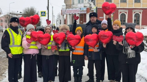 В Рославле сотрудники Госавтоинспекции совместно с ЮИДовцами из МБОУ «Средняя школа № 1» провели профилактическую акцию «С любовью к ПДД»