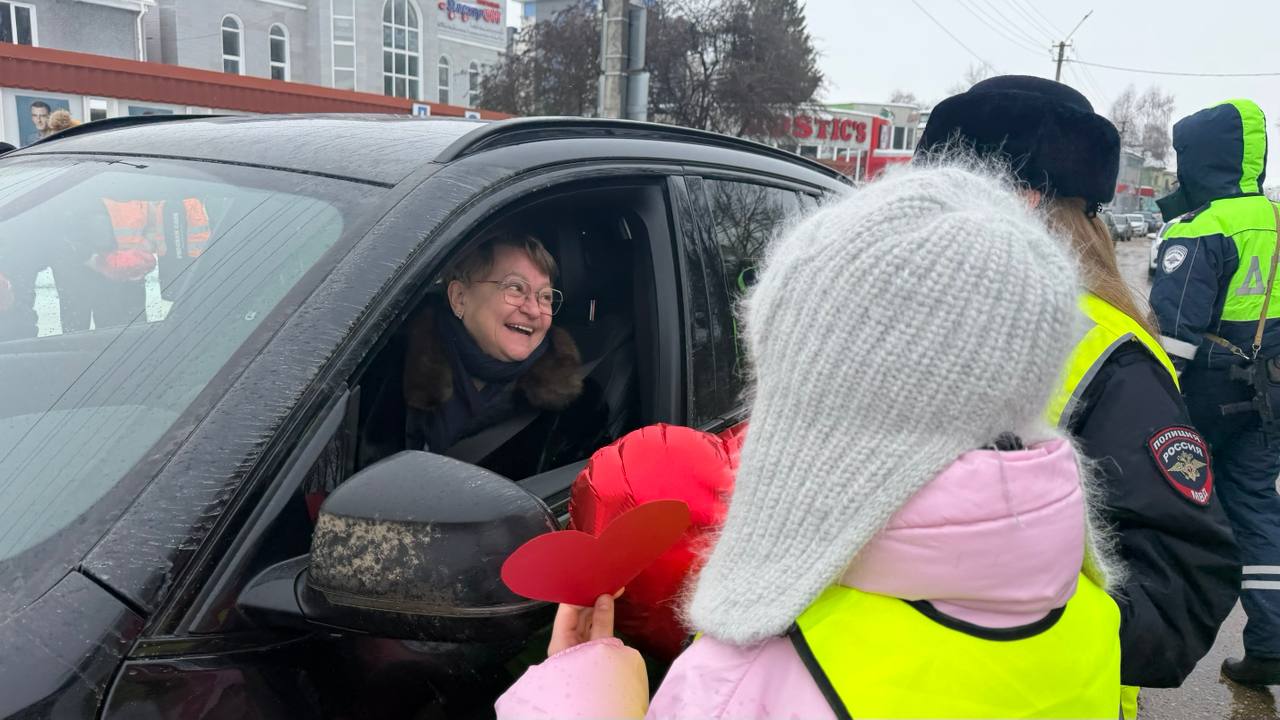 В Рославле сотрудники Госавтоинспекции совместно с ЮИДовцами из МБОУ «Средняя школа № 1» провели профилактическую акцию «С любовью к ПДД» В Рославле сотрудники Госавтоинспекции совместно с ЮИДовцами из МБОУ «Средняя школа № 1» провели профилактическую акцию «С любовью к ПДД»