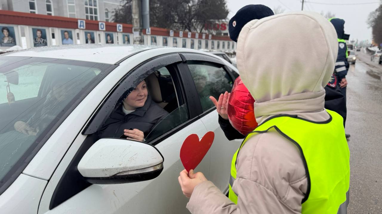 В Рославле сотрудники Госавтоинспекции совместно с ЮИДовцами из МБОУ «Средняя школа № 1» провели профилактическую акцию «С любовью к ПДД» В Рославле сотрудники Госавтоинспекции совместно с ЮИДовцами из МБОУ «Средняя школа № 1» провели профилактическую акцию «С любовью к ПДД»