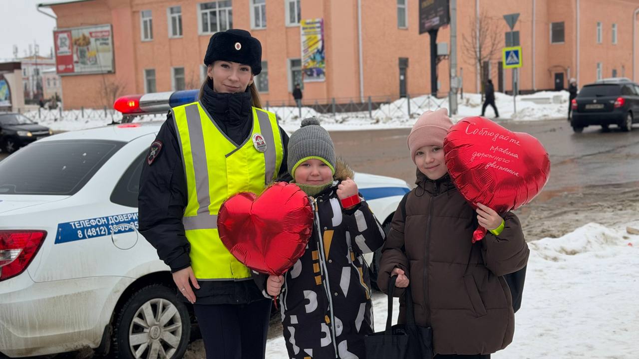 В Рославле сотрудники Госавтоинспекции совместно с ЮИДовцами из МБОУ «Средняя школа № 1» провели профилактическую акцию «С любовью к ПДД» В Рославле сотрудники Госавтоинспекции совместно с ЮИДовцами из МБОУ «Средняя школа № 1» провели профилактическую акцию «С любовью к ПДД»