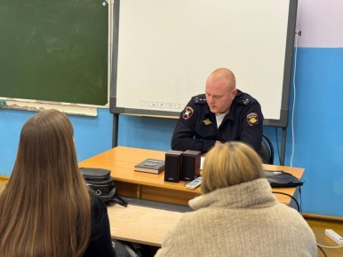 Сотрудники Госавтоинспекции МО МВД России «Починковский» принимают активное участие в родительских собраниях на обслуживаемой территории