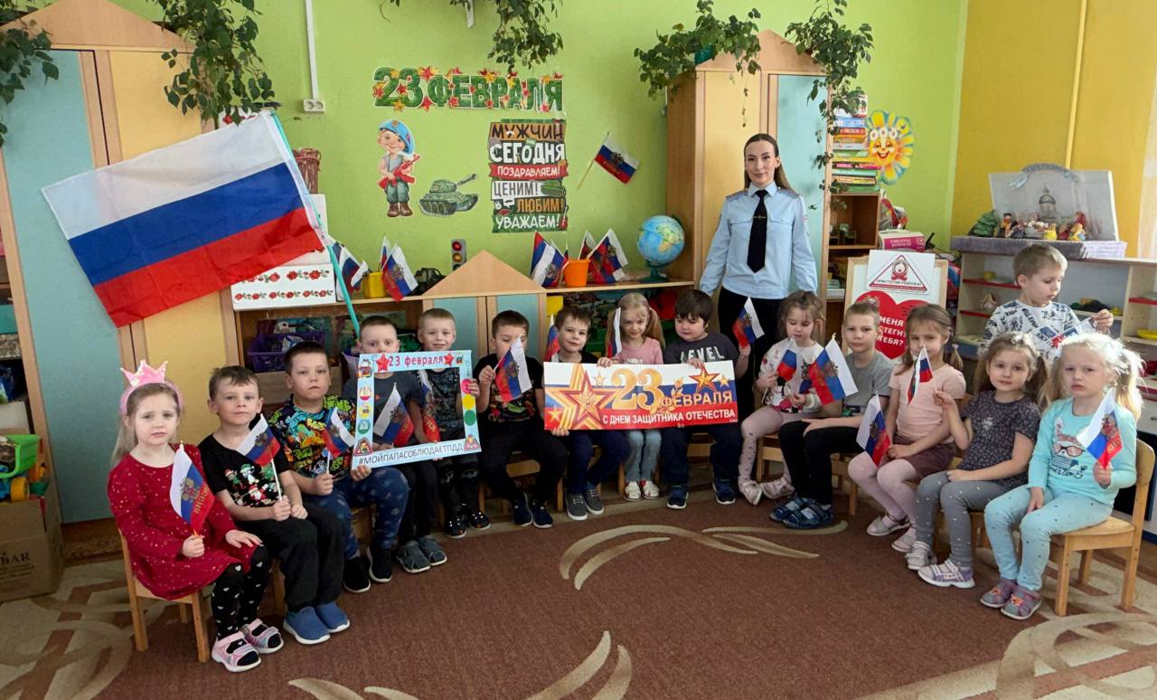 В Рославле сотрудники Госавтоинспекции совместно с дошкольниками провели профилактическую акцию «Мой папа соблюдает ПДД» В Рославле сотрудники Госавтоинспекции совместно с дошкольниками провели профилактическую акцию «Мой папа соблюдает ПДД»