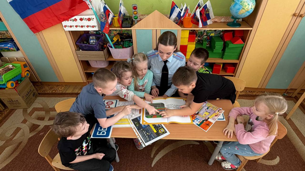 В Рославле сотрудники Госавтоинспекции совместно с дошкольниками провели профилактическую акцию «Мой папа соблюдает ПДД» В Рославле сотрудники Госавтоинспекции совместно с дошкольниками провели профилактическую акцию «Мой папа соблюдает ПДД»