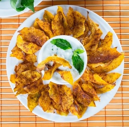 Тыквенные чипсы с мятно-йогуртовым соусом: идеальная закуска для домашних вечеров