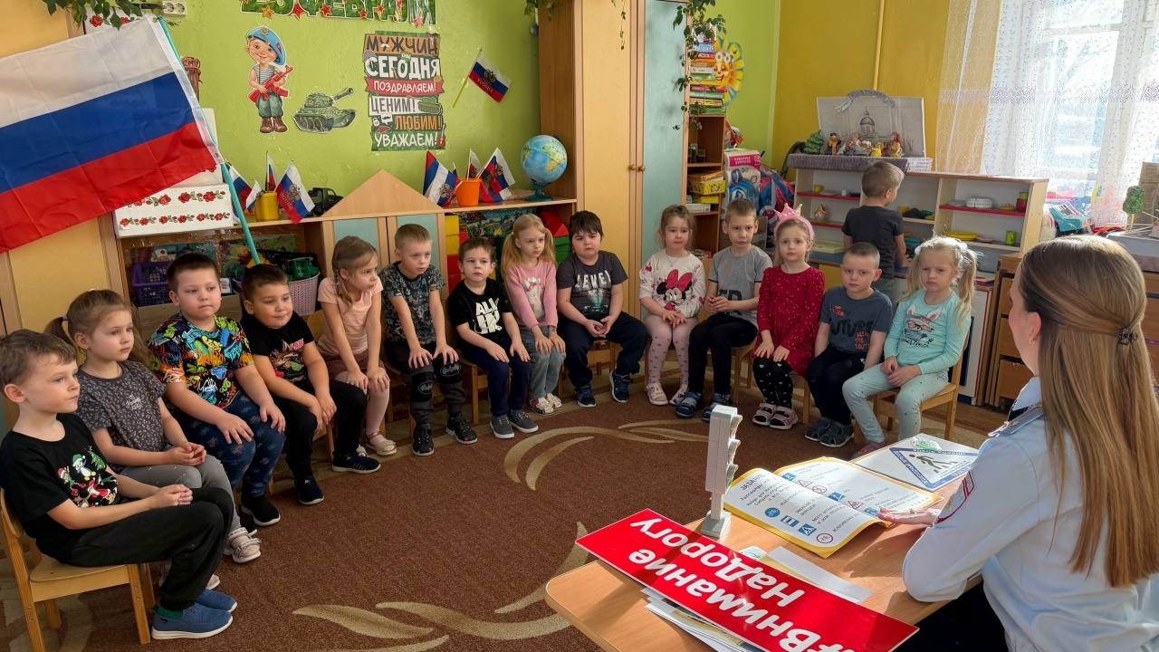 В Рославле сотрудники Госавтоинспекции совместно с дошкольниками провели профилактическую акцию «Мой папа соблюдает ПДД» В Рославле сотрудники Госавтоинспекции совместно с дошкольниками провели профилактическую акцию «Мой папа соблюдает ПДД»