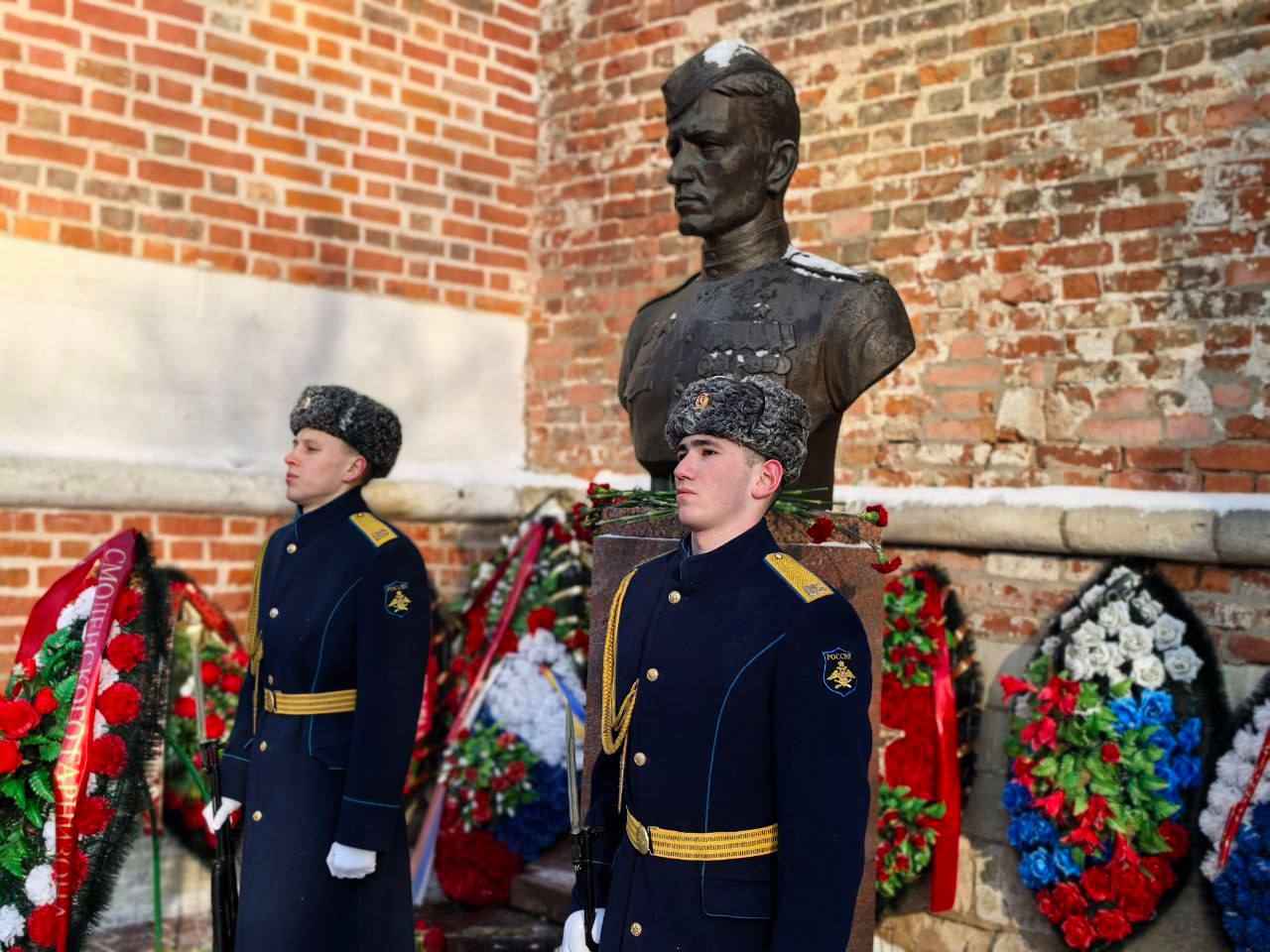 В преддверии Дня защитника Отечества работники прокуратуры Смоленской области приняли участие в торжественном митинге В преддверии Дня защитника Отечества работники прокуратуры Смоленской области приняли участие в торжественном митинге