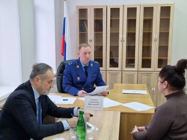 Прокурор Смоленской области Александр Спицын провел личный прием граждан в Шумячском и Ершичском районах, а также посетил дом-интернат для престарелых и инвалидов