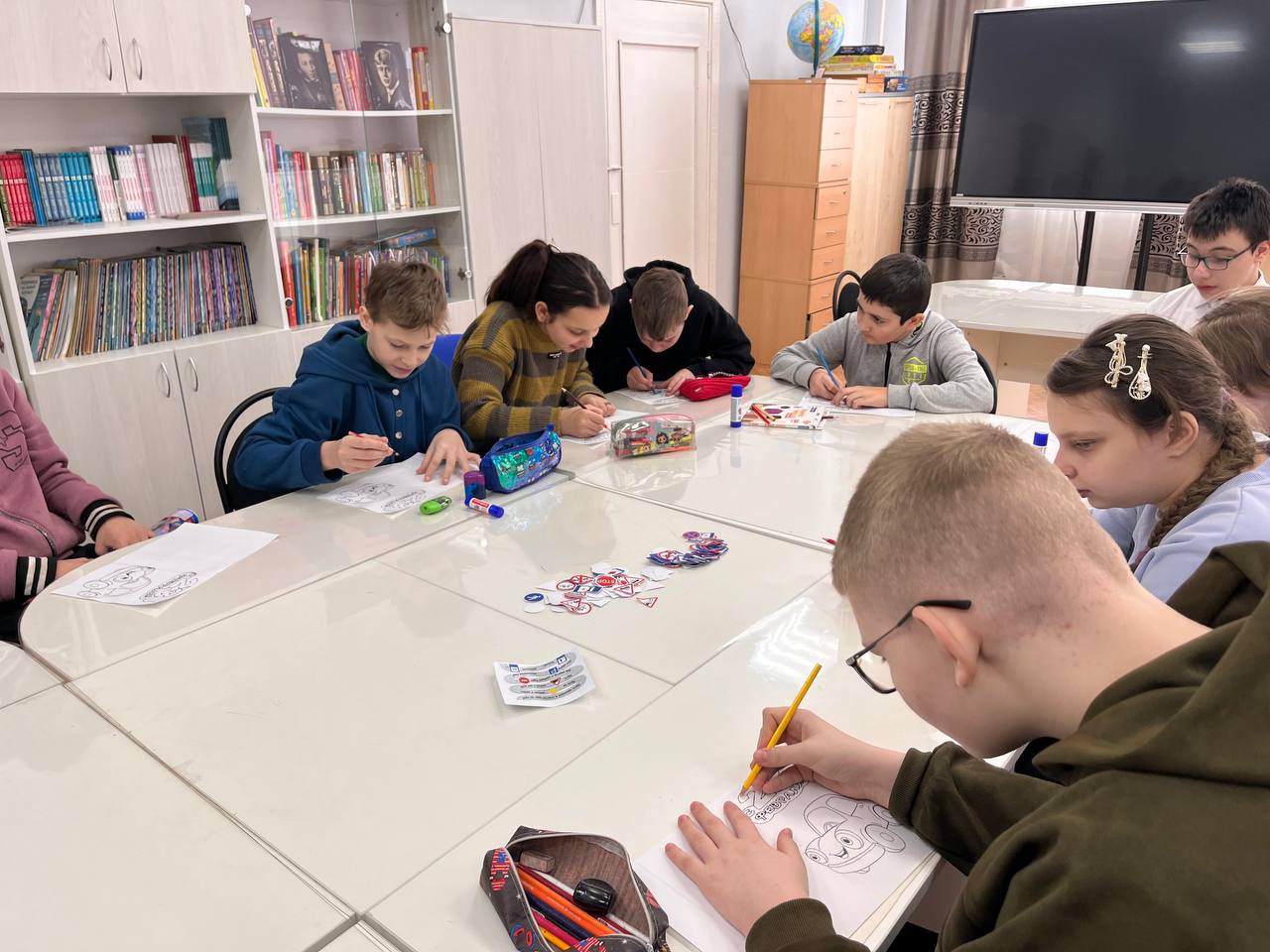 В Вязьме прошёл мастер-класс по изготовлению поздравительных открыток в преддверии Дня защитника Отечества В Вязьме прошёл мастер-класс по изготовлению поздравительных открыток в преддверии Дня защитника Отечества