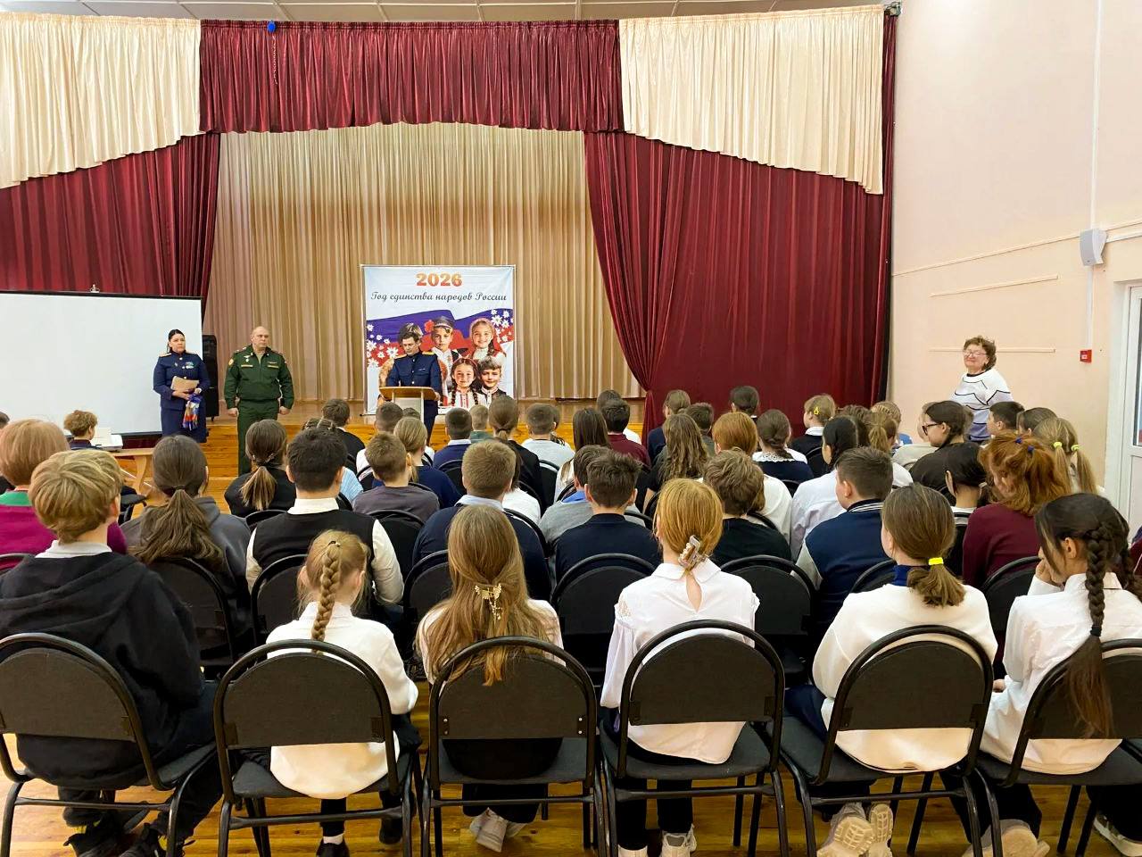 В преддверии Дня защитника Отечества офицеры регионального СКР по Смоленской области провели урок мужества для учеников МБОУ «Средняя школа №1 им. Ю.А. Гагарина» В преддверии Дня защитника Отечества офицеры регионального СКР по Смоленской области провели урок мужества для учеников МБОУ «Средняя школа №1 им. Ю.А. Гагарина»