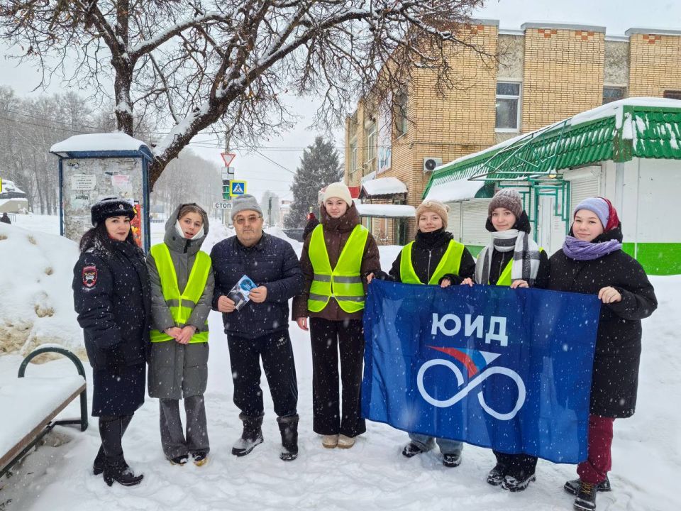 Сотрудники Госавтоинспекции совместно с ЮИД поздравили водителей с Днем защитника Отечества!