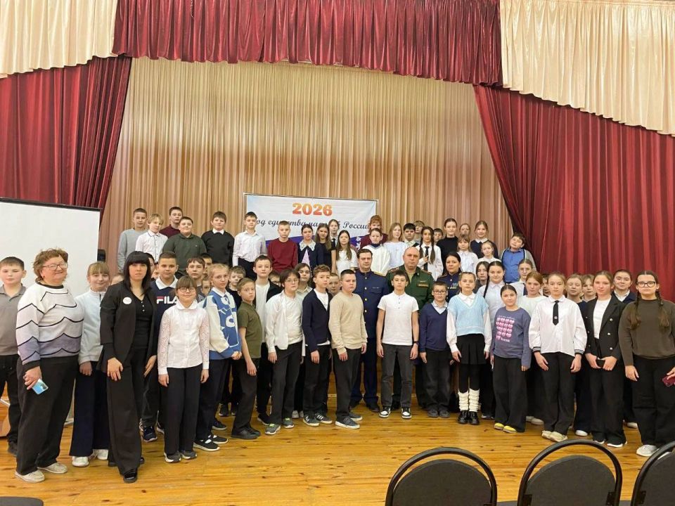 В преддверии Дня защитника Отечества офицеры регионального СКР по Смоленской области провели урок мужества для учеников МБОУ «Средняя школа №1 им. Ю.А. Гагарина»