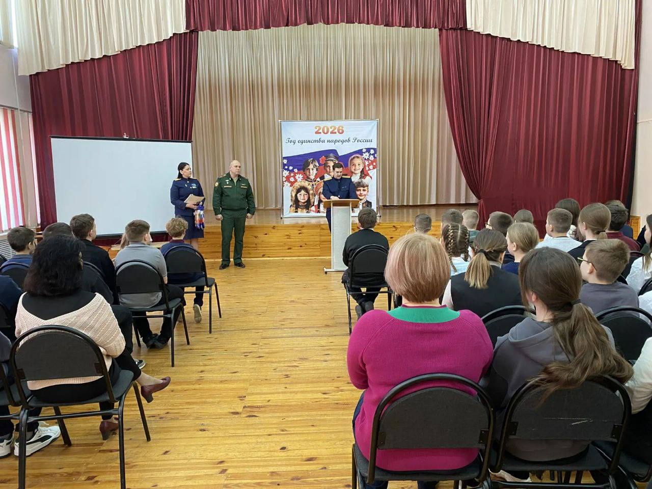 В преддверии Дня защитника Отечества офицеры регионального СКР по Смоленской области провели урок мужества для учеников МБОУ «Средняя школа №1 им. Ю.А. Гагарина» В преддверии Дня защитника Отечества офицеры регионального СКР по Смоленской области провели урок мужества для учеников МБОУ «Средняя школа №1 им. Ю.А. Гагарина»