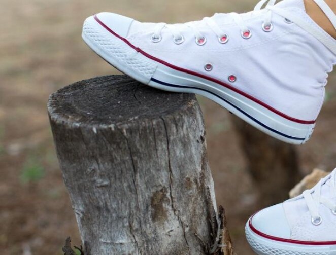 Как вернуть белизну пожелтевшей обуви: советы и хитрости