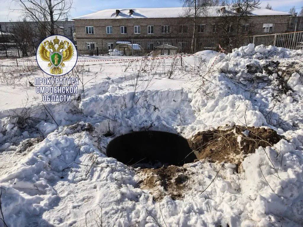 Прокуратура Кардымовского района начала проверку по факту падения несовершеннолетнего в открытый люк