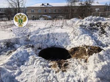 Семилетний ребенок провалился в люк и просидел там шесть часов в Смоленской области