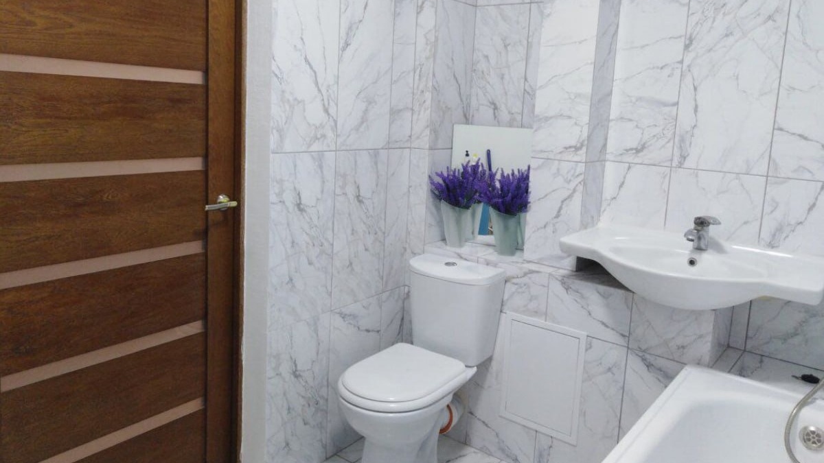 Как очистить засорившийся унитаз без помощи сантехника: простые и эффективные методы