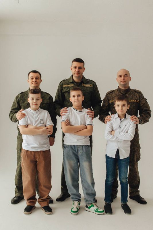 В преддверии Дня защитника Отечества сотрудники следственного управления СК России по Смоленской области вместе с сыновьями приняли участие в фотопроекте «Наследники мужества»