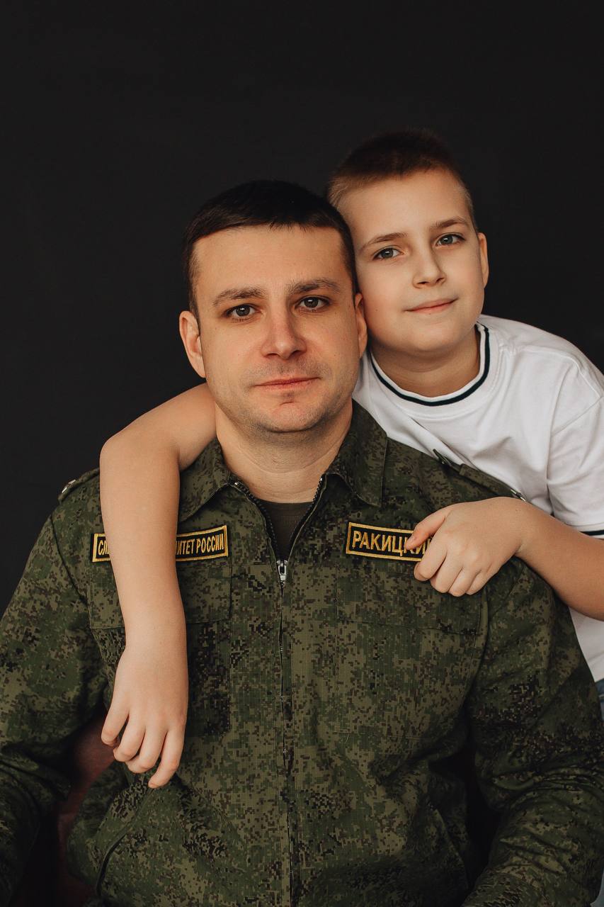 Продолжают фотопроект руководитель отдела криминалистики СУ СК России по Смоленской области подполковник юстиции Марк Вячеславович Ракицкий с сыном Давидом