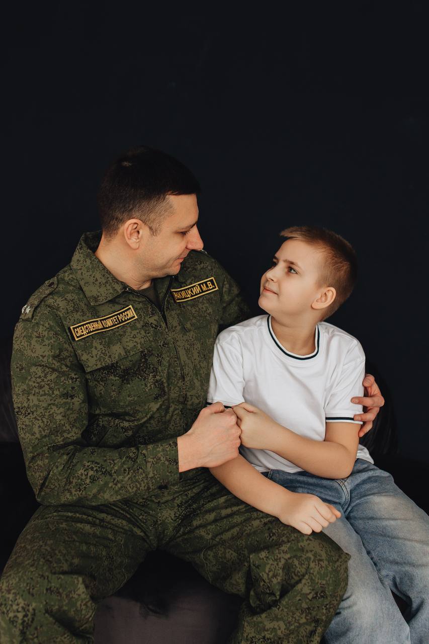 Продолжают фотопроект руководитель отдела криминалистики СУ СК России по Смоленской области подполковник юстиции Марк Вячеславович Ракицкий с сыном Давидом Продолжают фотопроект руководитель отдела криминалистики СУ СК России по Смоленской области подполковник юстиции Марк Вячеславович Ракицкий с сыном Давидом