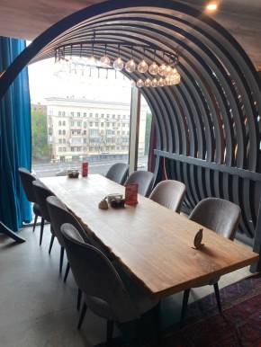 В ресторане Урюк: стоит ли пробовать гигантские чебуреки и узбекские деликатесы?