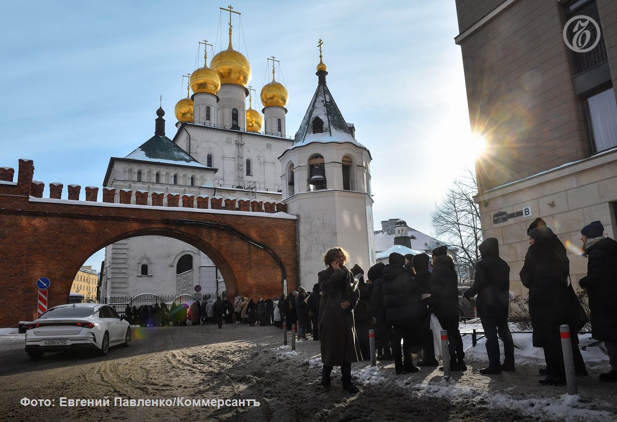 «Гроб вынесли под громкие аплодисменты и крики "Спасибо, Коля!". Цветов оказалось так много, что их пришлось загружать в отдельную машину. Потом все переместились на Смоленское кладбище. Путь до могилы толпа прошла вслед за... «Гроб вынесли под громкие аплодисменты и крики "Спасибо, Коля!". Цветов оказалось так много, что их пришлось загружать в отдельную машину. Потом все переместились на Смоленское кладбище. Путь до могилы толпа прошла вслед за...