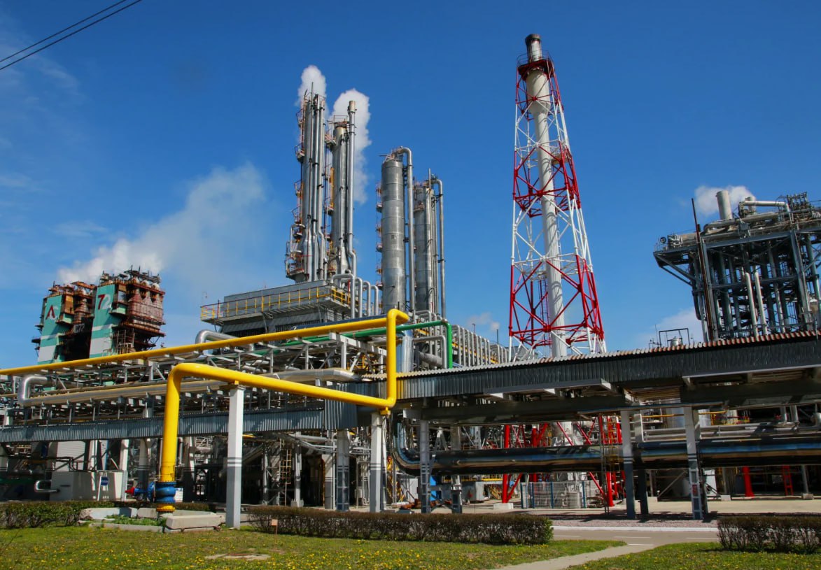 Четыре человека погибли и десять пострадали в результате удара беспилотников ВСУ по химзаводу в Смоленской области