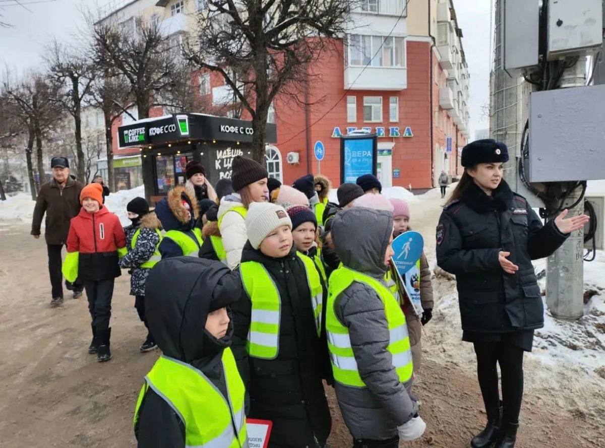 Госавтоинспекция провела для учеников МБОУ «Средняя школа № 14» г. Смоленска практическое занятие по безопасному поведению на дороге Госавтоинспекция провела для учеников МБОУ «Средняя школа № 14» г. Смоленска практическое занятие по безопасному поведению на дороге