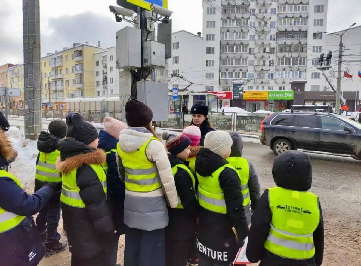 Госавтоинспекция провела для учеников МБОУ «Средняя школа № 14» г. Смоленска практическое занятие по безопасному поведению на дороге Госавтоинспекция провела для учеников МБОУ «Средняя школа № 14» г. Смоленска практическое занятие по безопасному поведению на дороге