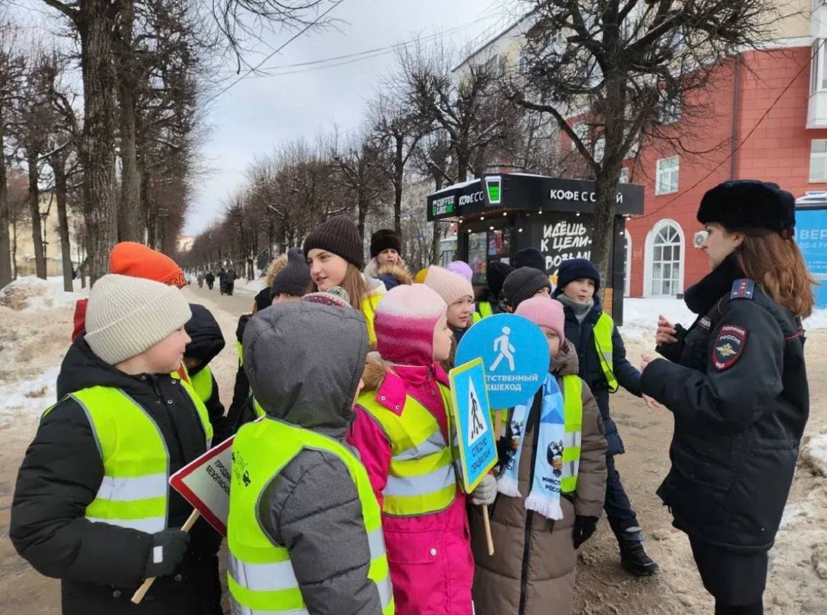 Госавтоинспекция провела для учеников МБОУ «Средняя школа № 14» г. Смоленска практическое занятие по безопасному поведению на дороге Госавтоинспекция провела для учеников МБОУ «Средняя школа № 14» г. Смоленска практическое занятие по безопасному поведению на дороге