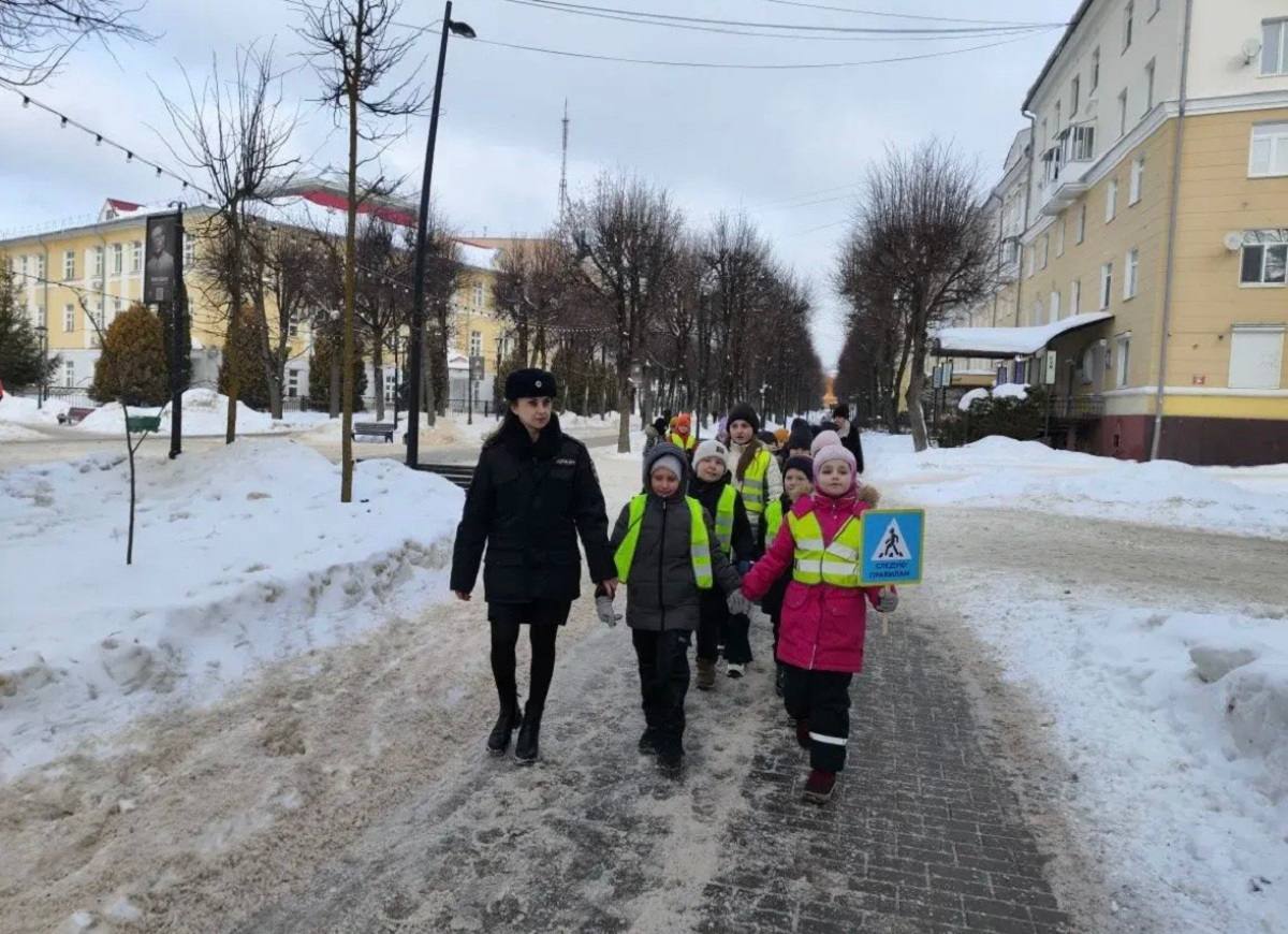 Госавтоинспекция провела для учеников МБОУ «Средняя школа № 14» г. Смоленска практическое занятие по безопасному поведению на дороге Госавтоинспекция провела для учеников МБОУ «Средняя школа № 14» г. Смоленска практическое занятие по безопасному поведению на дороге