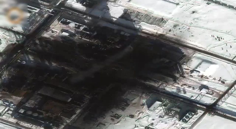 Спутниковые снимки последствий украинской атаки на химзавод в Смоленской области