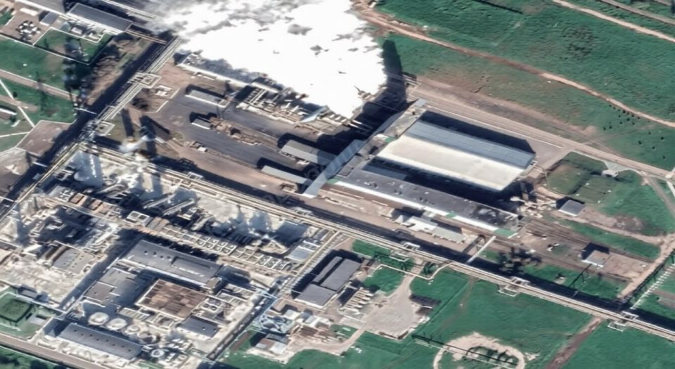 Последствия ударов дронов-камикадзе ВСУ по химическому заводу «Дорогобуж» в Смоленской области, снятые со спутника