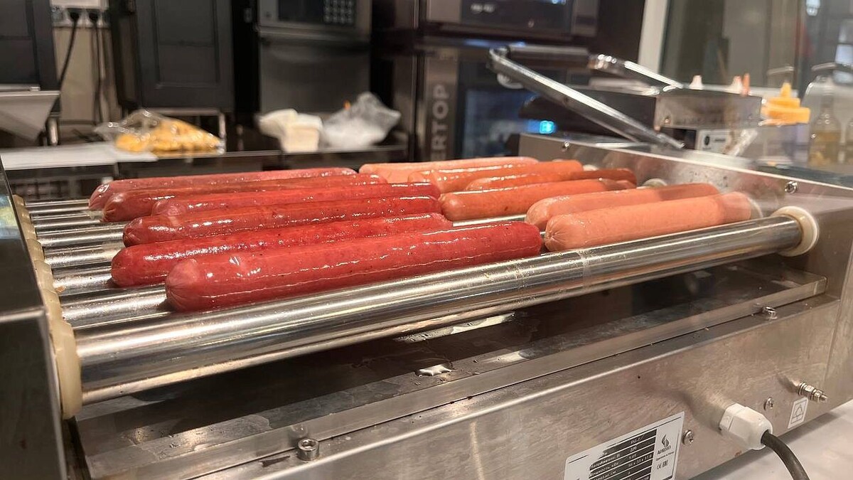 Как правильно есть сосиски: советы эксперта по этикету